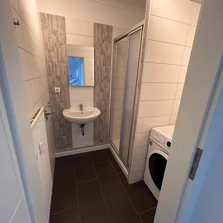 Appartement 3 Bedroom Apartment, 6 Singlebeds, 5min To Autobahn A7, Parking, Balcony *