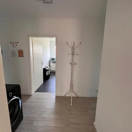3 Bedroom Apartment, 6 Singlebeds, 5min To Autobahn A7, Parking, Balcony Kaltenkirchen