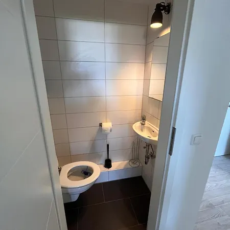 3 Bedroom Apartment, 6 Singlebeds, 5min To Autobahn A7, Parking, Balcony Appartement