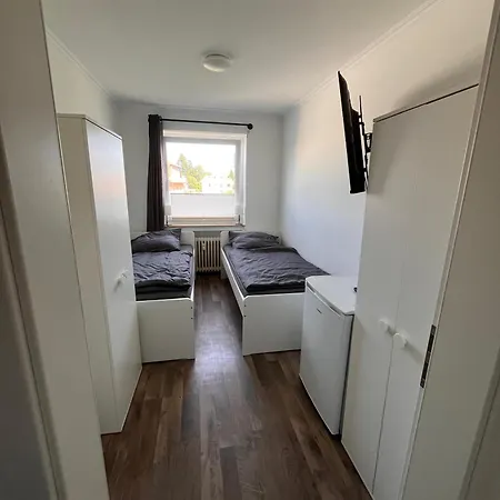Appartement 3 Bedroom Apartment, 6 Singlebeds, 5min To Autobahn A7, Parking, Balcony *
