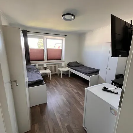 3 Bedroom Apartment, 6 Singlebeds, 5min To Autobahn A7, Parking, Balcony *